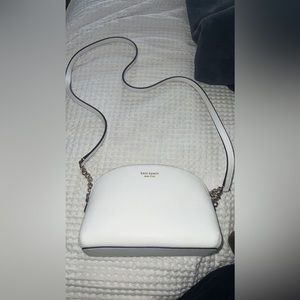 in perfect condition, no wear and tear, 1 outside pocket, 1 inner pocket zip